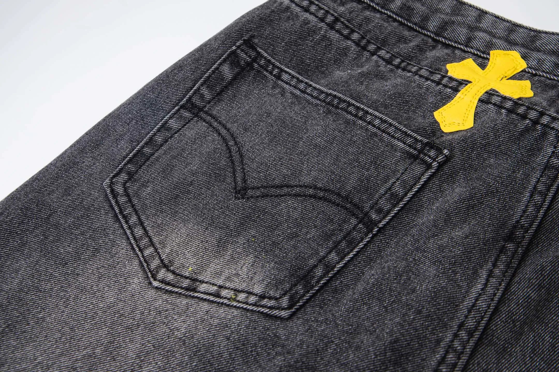 💰280 GALLERY DEPT & Chrome hearts Chrome Hearts co-branded big red logo with blue, yellow, black and white multi-color splicing washed jeans. Really restores the ultimate vintage texture. Three-dimensional version. Loose and comfortable, not picky about the figure. Makes taller and slimmer. Factory Seiko. Original quality control. Same style for men and women. Can be matched with couples. Versatile recommendation. Must-have jeans for all seasons. Fashionistas have been disappointed. From the quality selection of fabrics, the tailoring of details, and the matching of patterns, they are all impeccable! The upper body is so handsome when worn...it can be easily worn by men, women and children! The craftsmanship is made of heavy-duty washed pure cotton denim fabric. After washing, it is soft and thick. It is very stylish when worn on the body. Style number: 1757# Color: black Size: 28 30 32 34 36